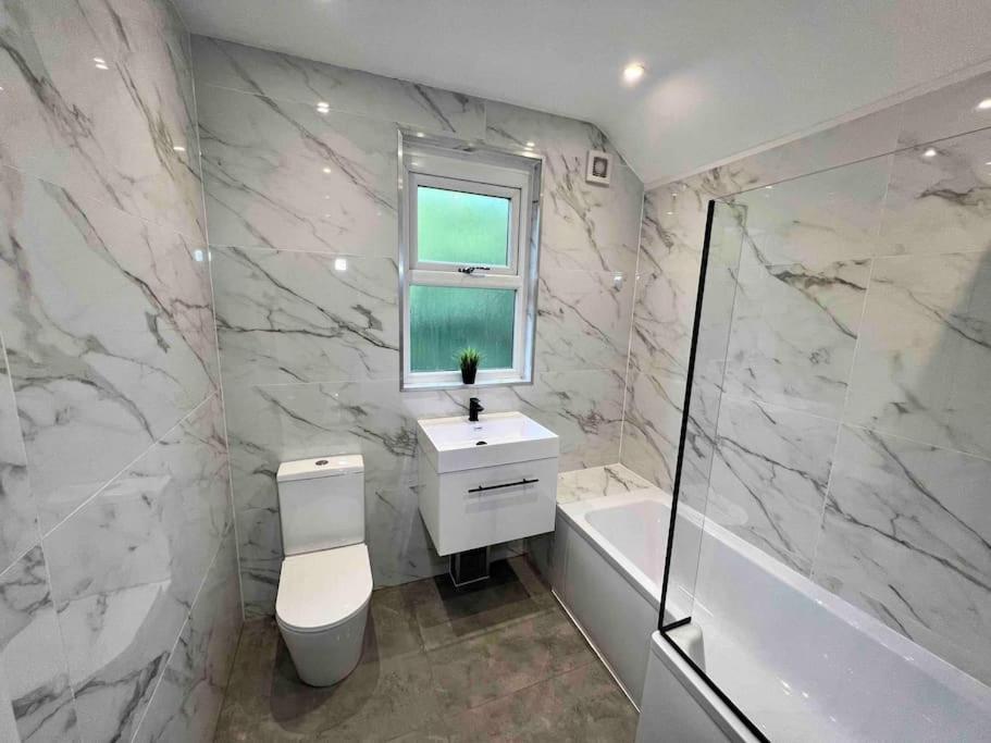 Modern Centre Townhouse Sleeps 10 & Parking Casa de férias